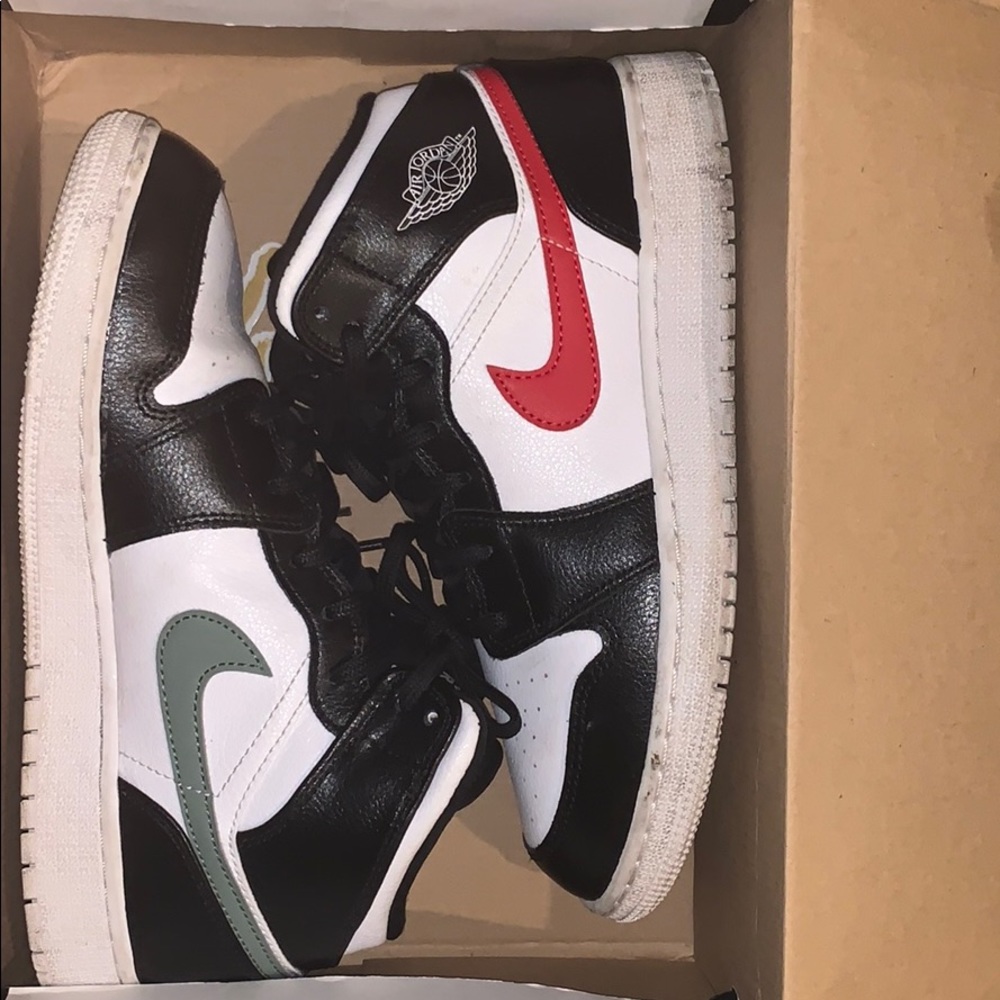 Air Jordan 1 MID